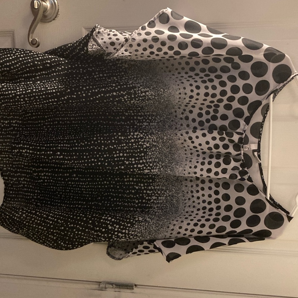 3X blouse with short sleeves in a grayish and black color